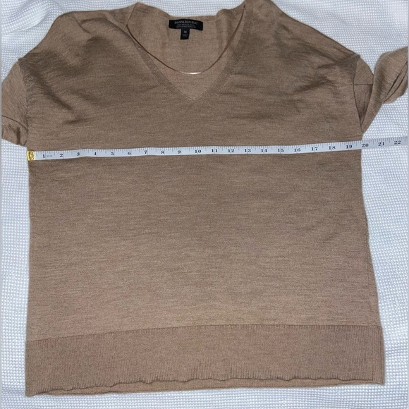 Women’s BANANA REPUBLIC Tan SEAMLESS MERINO V-NECK SWEATER size medium - Picture 8 of 12